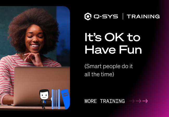 Q-SYS培训条幅上写着：“It's okay to have fun”（也可以很有趣）